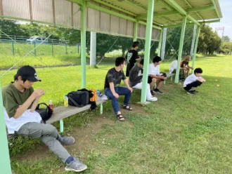 ベンチに座る生徒たち